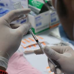 AstraZeneca trekt coronavaccin wereldwijd terug na bekentenis over bijwerking