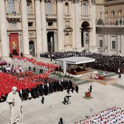 Live uitvaart paus Franciscus | Mis is ten einde, straks processie in Rome
