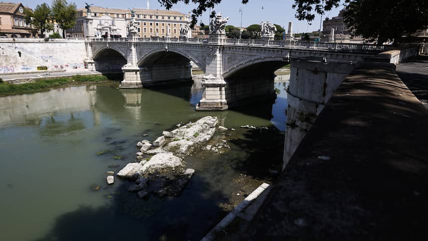 Romeinse Brug van Nero komt uit Tiber omhoog na aanhoudende droogte
