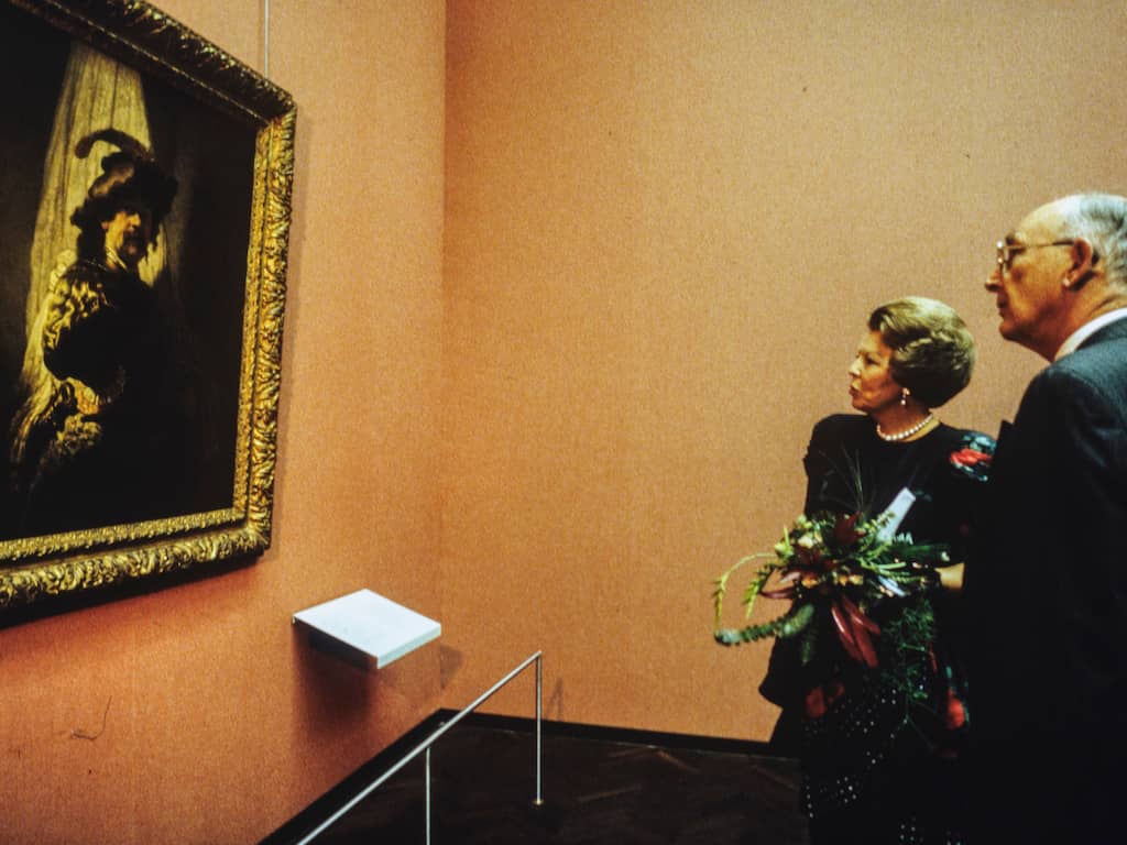 Op 3 december 1991 opent Koningin Beatrix in het Rijksmuseum in Amsterdam de tentoonstelling 'Rembrandt, de Meester en zijn Werkplaats'. De koningin krijgt uitvoerige informatie van dr. P.J. van Thiel, op de foto over De Vaandeldrager.