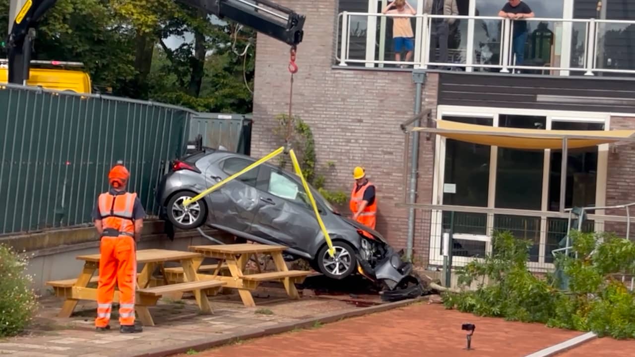 Video | Auto wordt van speelplaats kinderdagverblijf in Heemstede getakeld