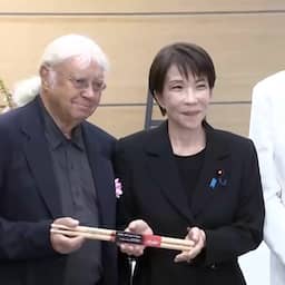 Video | Japanse premier is even fangirl als ze rockband Deep Purple ontmoet