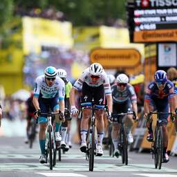 Merlier sprint na uitvallen Philipsen naar winst in chaotische én langzame Tour-rit