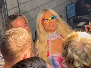 Paris Hilton uitgedost tijdens Pride Amsterdam in AFAS Live
