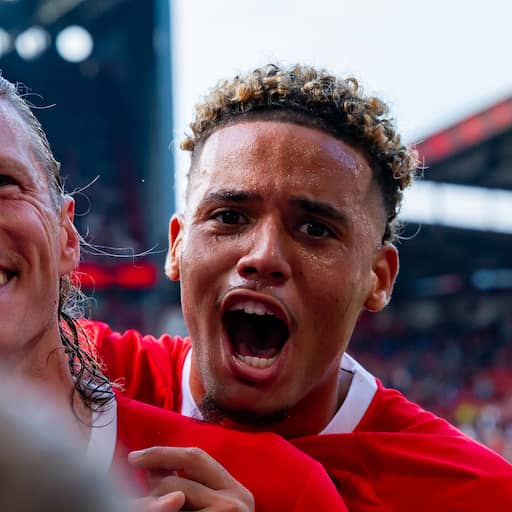 Illustratie bij: Weghorst benut penalty nu wél: 'Met de kids geoefend welke kant 'ie op moest'