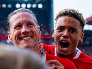 Weghorst benut penalty nu wél: 'Met de kids geoefend welke kant 'ie op moest'