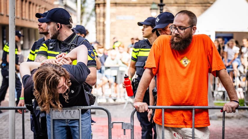 live-prinsjesdag-xr-activisten-gooien-rode-verf-op-route-van-koninklijke-stoet.jpg