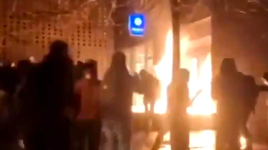 Relschoppers in Brussel steken politiebureau in brand