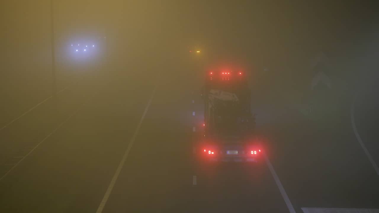 Video | Verkeer rijdt door dichte mist bij Heerenveen