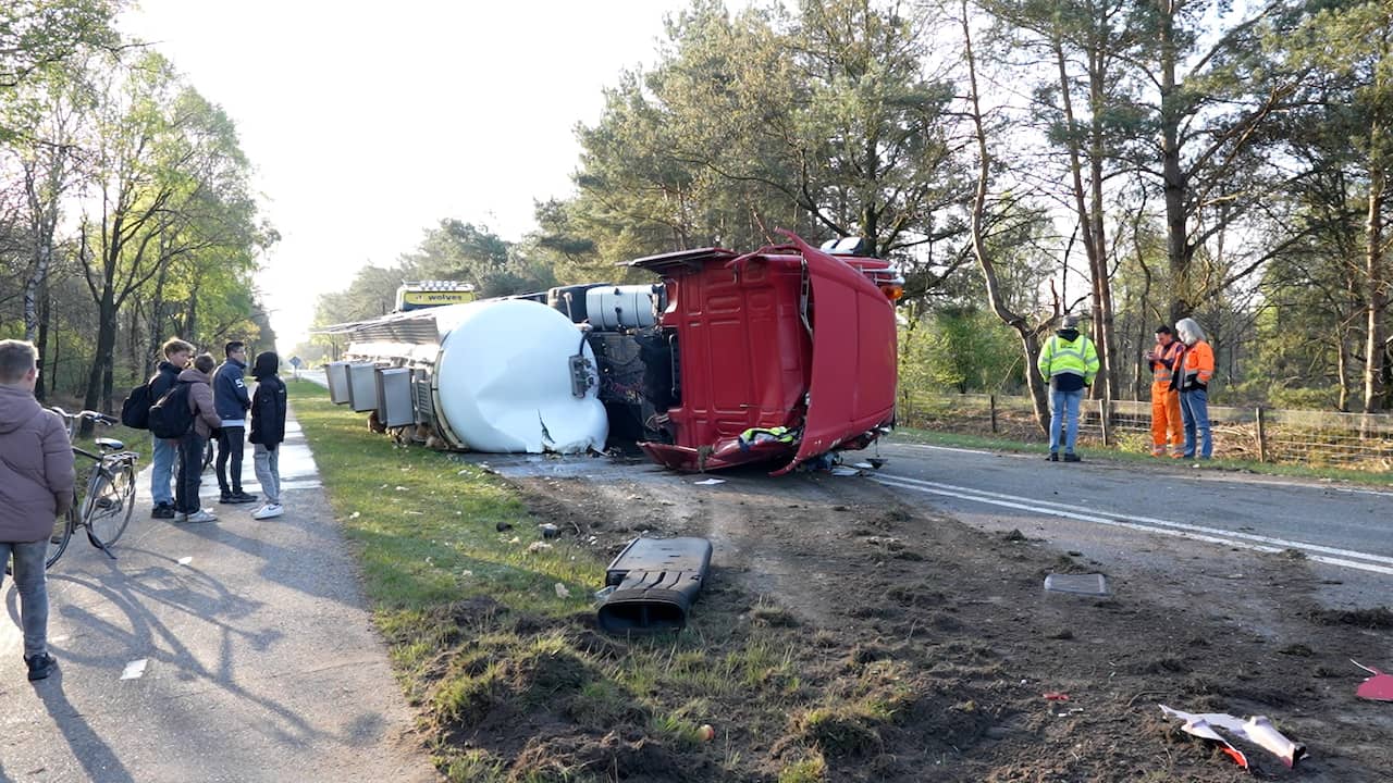 Video | Tankwagen ligt op zijkant na ongeluk bij Ermelo