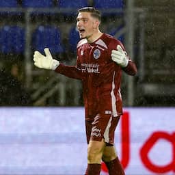 Den Bosch-keeper beduusd na rood voor hands: 'Ik speel de bal met mijn hoofd'