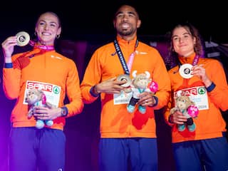 Klaver wint EK-medaille met vriend Agard: 'Gaven elkaar voor race geen knuffel'