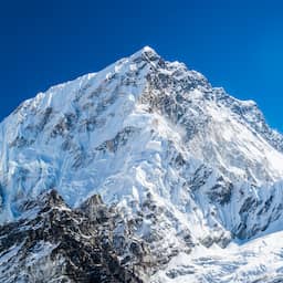 Bijna duizend mensen vast op campings Mount Everest door sneeuwstorm