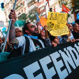 Honderdduizenden Argentijnen de straat op tegen bezuinigingen universiteiten