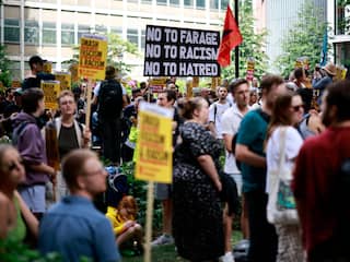 Honderden Britten demonstreren voor partijkantoor Farage