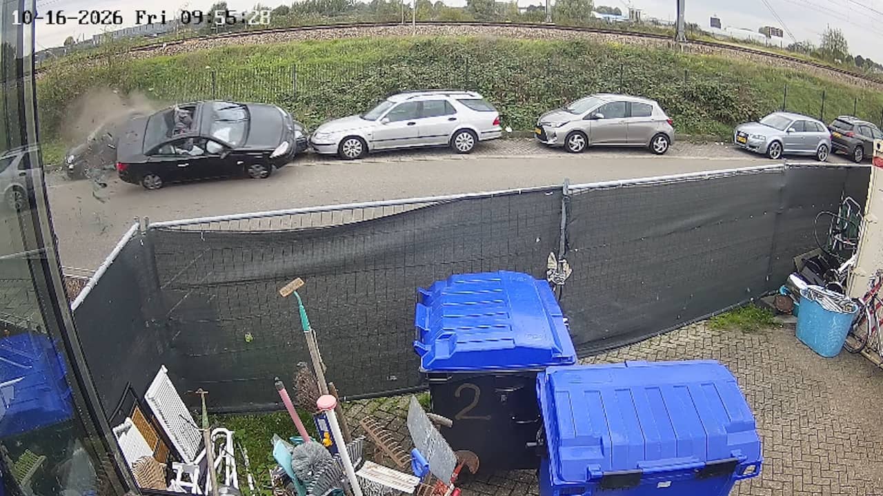 Video | Bestuurder van auto crasht op twee wielen en raakt negen andere auto's in Breda