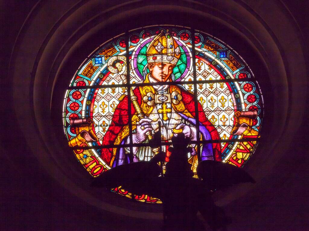 Spaanse bisschop officieel geschorst na huwelijk met auteur satanische erotica