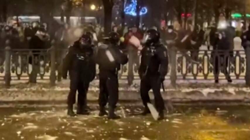 Aanhangers Navalny gooien sneeuwballen naar politie tijdens protest in Moskou
