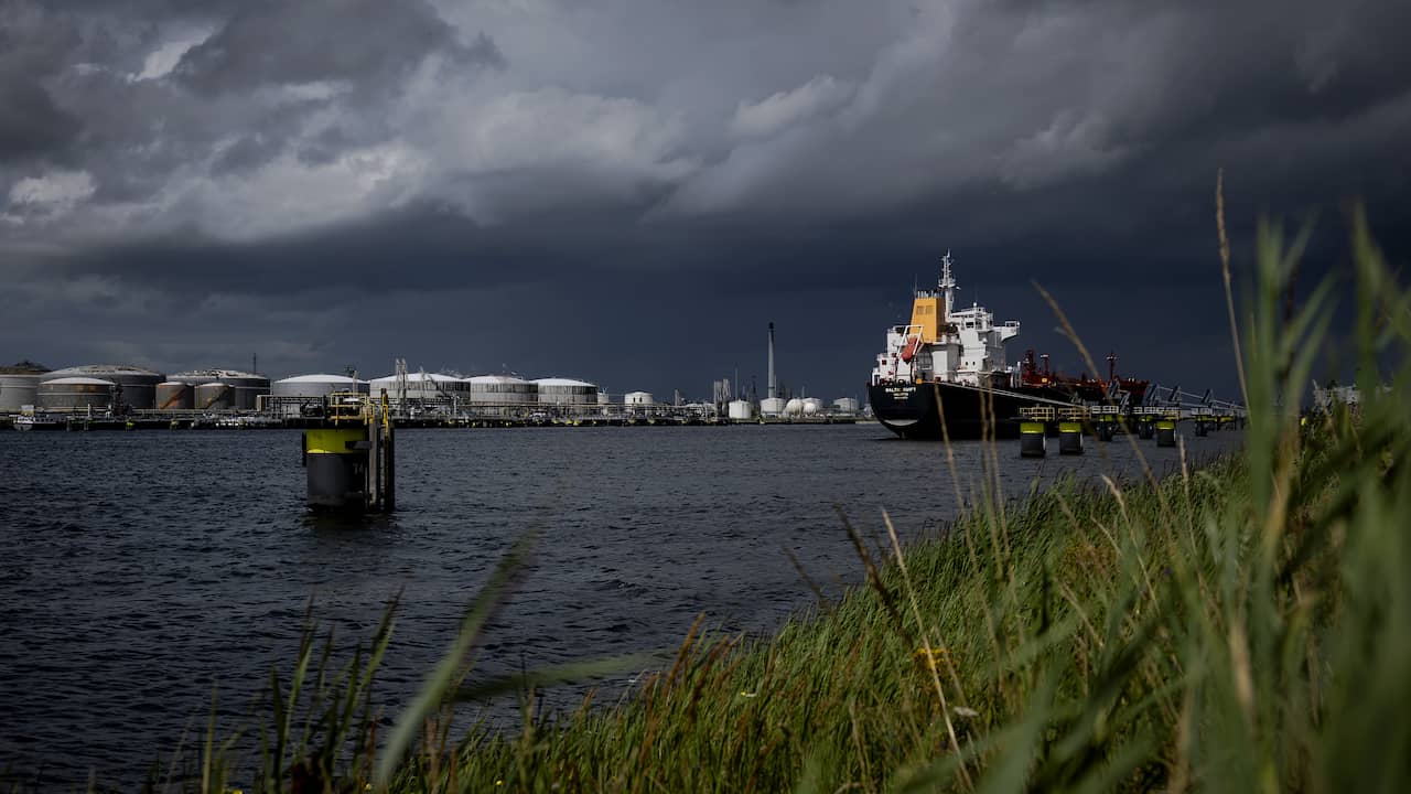 Live storm | Benjamin trekt verder richting Randstad, stormkracht in Hoek van Holland