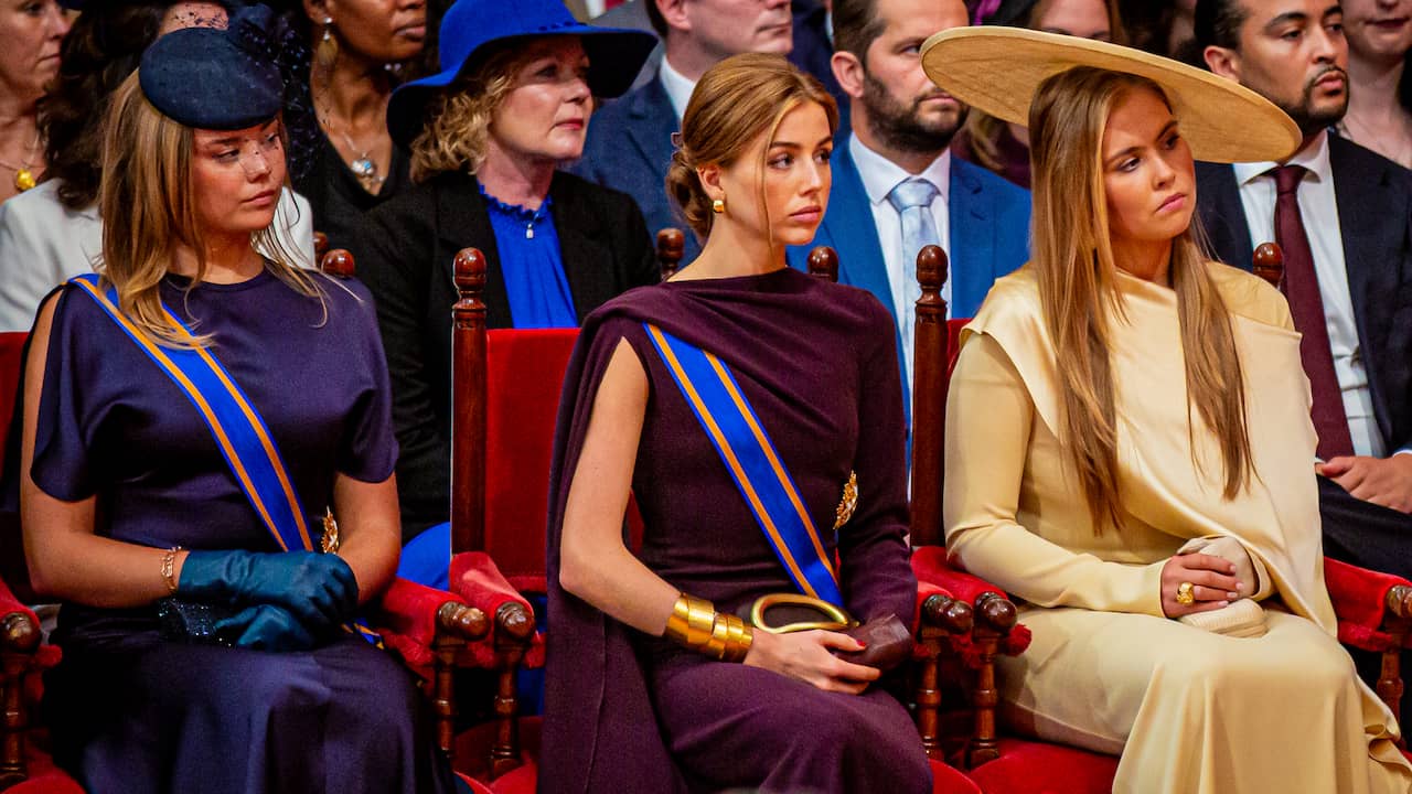 Koningspaar weer vergezeld door al hun dochters op Prinsjesdag
