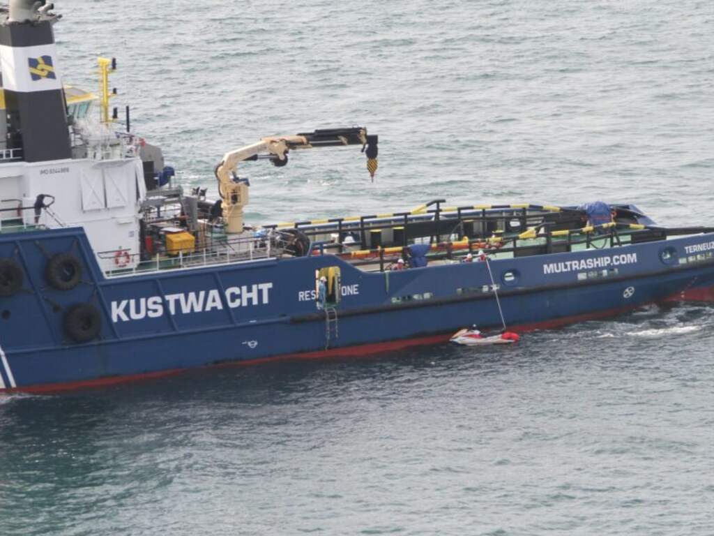 Verdwaalde Algerijnen op gestolen jetski net op tijd gered op Noordzee