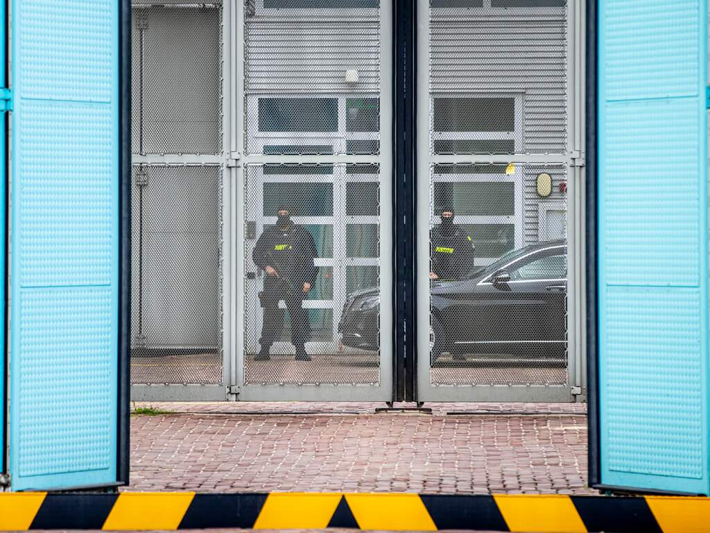 Kabinet wil dat sommige zware criminelen in gevangenis alleen nog advocaat zien