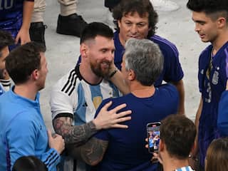 Geëmotioneerde Messi twijfelt over pensioen na dood vader: 'Weet het niet meer'