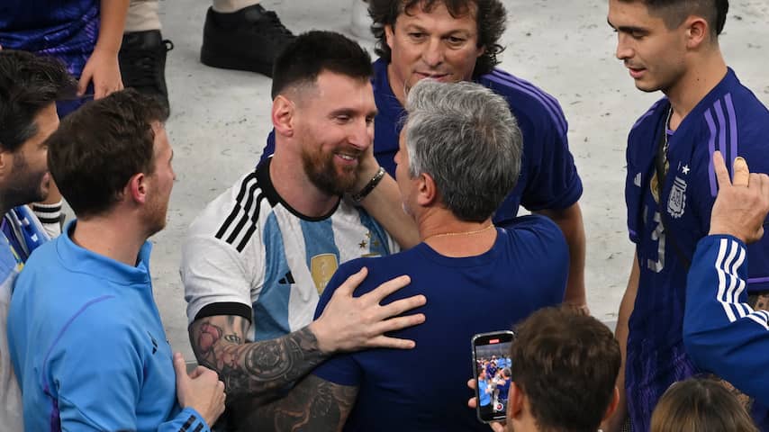 Geëmotioneerde Messi twijfelt over pensioen na dood vader: 'Weet het niet meer'