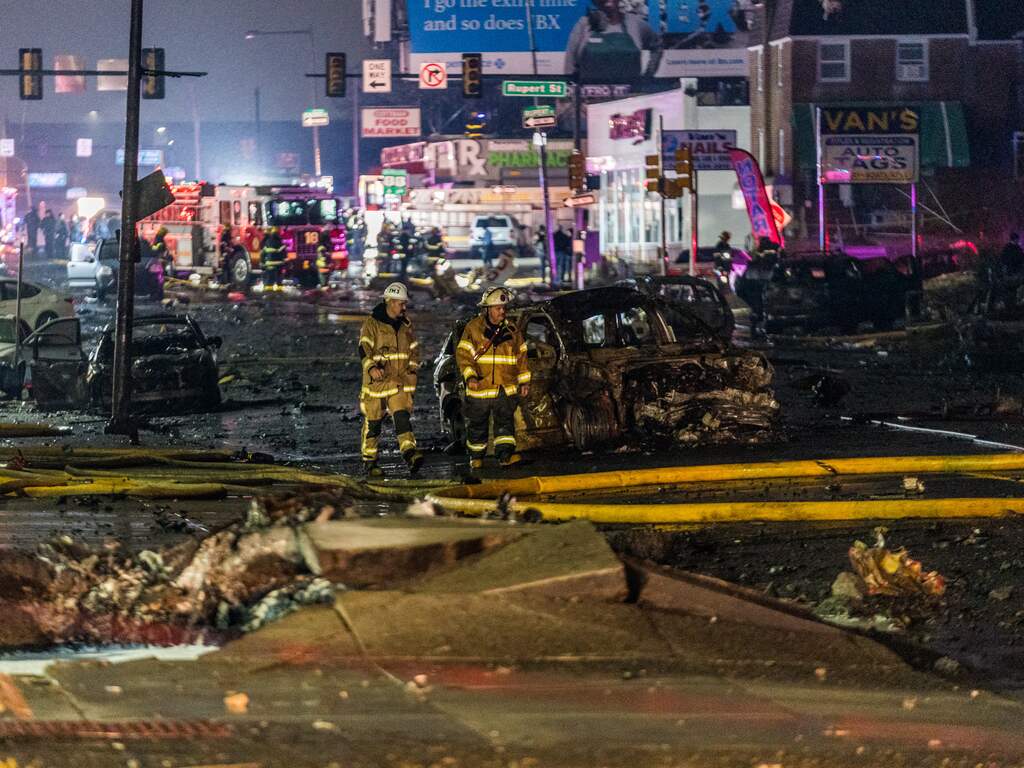 Ambulancevliegtuig stort neer bij woonwijk in Amerikaanse stad Philadelphia