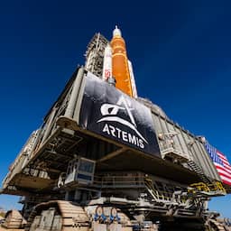 Nederlandse vlag en stuk stof van eerste vliegtuig gaan mee op maanmissie