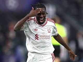 Liverpool en scorende Frimpong winnen spektakelstuk met negen goals in Linz