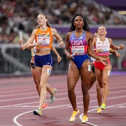 Nederland grijpt met Bol naast wereldtitel en pakt zilver op gemengde estafette