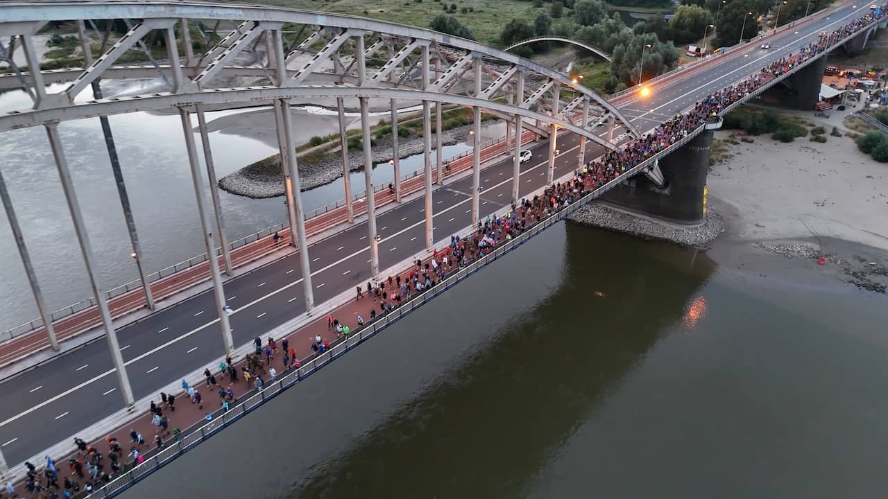 Drone filmt duizenden wandelaars op Waalbrug bij start Vierdaagse