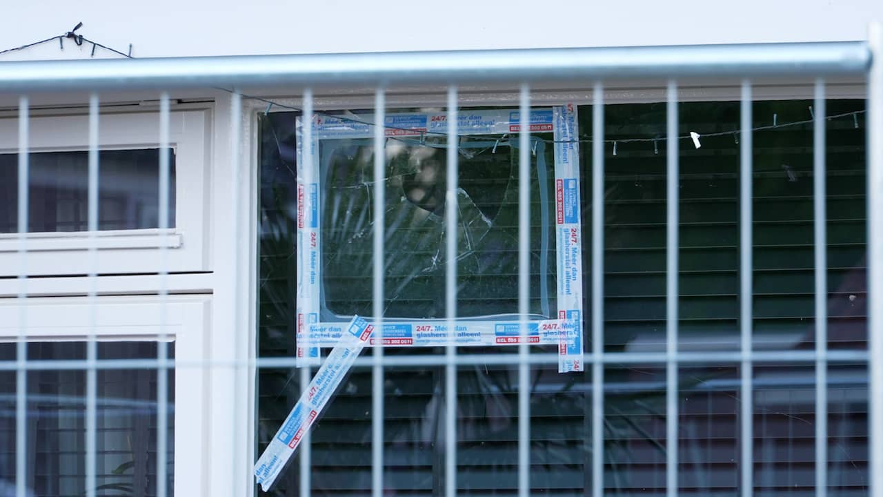 Video | Ingegooide ramen bij huizen in Stadskanaal na onrust