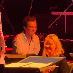 Video | Toeschouwer vervangt zieke muzikant tijdens optreden in Sydney