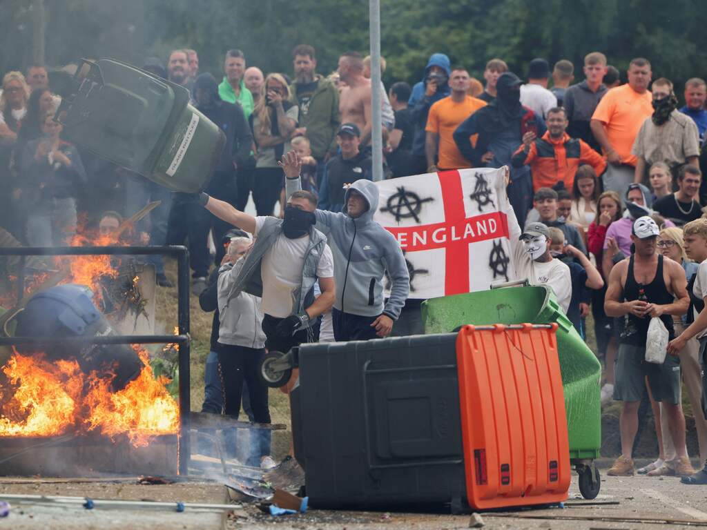 Honderden betogers belagen politie in Rotherham na steekpartij in Southport