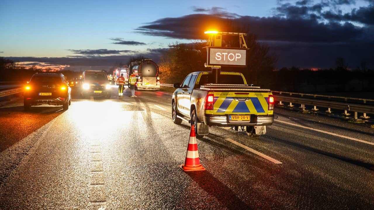 A7 bij Groningen dicht na meerdere ongelukken door gladheid