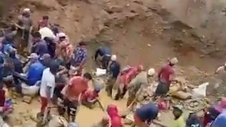 Omstander filmt moment dat illegale Venezolaanse goudmijn instort
