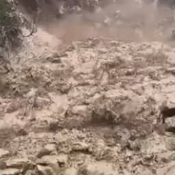 Video | Omstander filmt kolkende modderstroom in Oostenrijks dorp