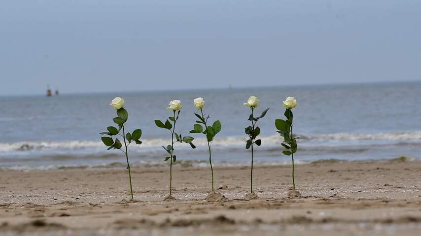 Scheveningen herdenkt vijf surfers die vorig jaar omkwamen