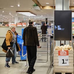 Medewerkers kinderopvang doen zelf boodschappen door lege schappen in AH