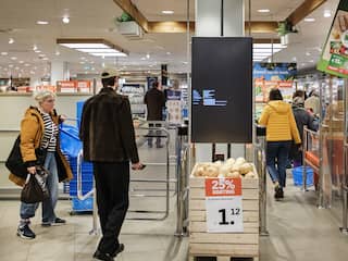 Medewerkers kinderopvang doen zelf boodschappen door lege schappen in AH