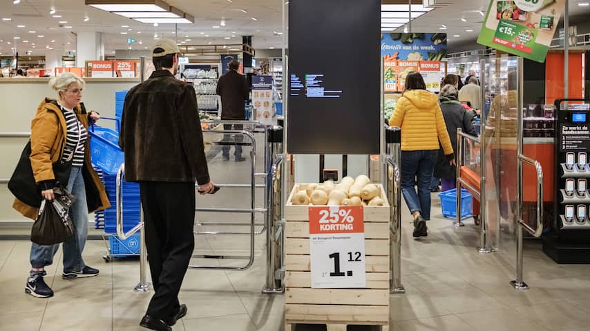 Medewerkers kinderopvang doen zelf boodschappen door lege schappen in AH