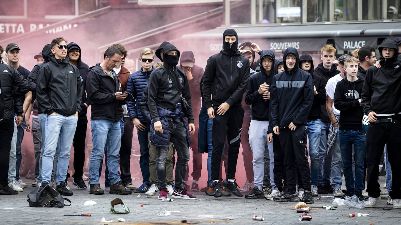 acht-arrestaties-in-amsterdam-nadat-honderden-ajax-supporters-rellen-in-centrum.jpg
