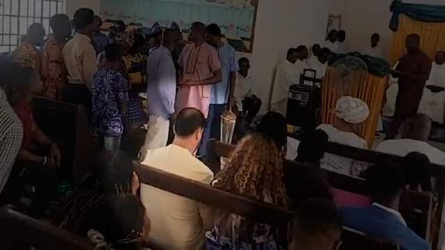 Gezochte 'Bolle Jos' woont kerkdienst bij in Sierra Leone