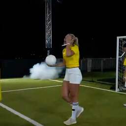 Video | Jutta Leerdam botst met hoofd tegen teamgenoot op voetbalveld