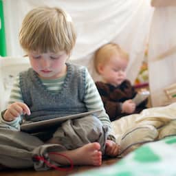 Kinderen die te veel om schermen vragen, houden hun ouders een spiegel voor