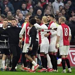 Ajax-coach Farioli koestert punt na verhit duel met AZ: 'Emoties liepen hoog op'