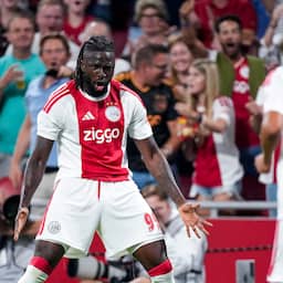 Ajax gaat Conference League in na doelpuntrijke thuiszege en hoofdrol Arokodare