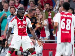 Ajax gaat Conference League in na doelpuntrijke thuiszege en hoofdrol Arokodare
